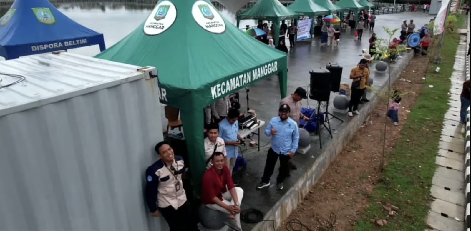 Hujan Tak Surutkan Antusias Penonton, Diskominfo Beltim Siarkan Lomba Gerak Jalan Tepat Waktu Secara Daring