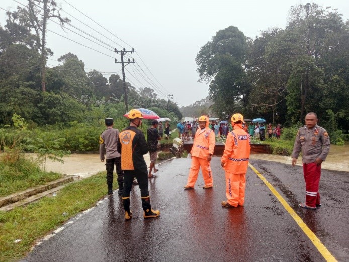 Jembatan Aik Berangan Penghubung Manggar–Tanjungpandan Roboh Akibat Hujan Lebat