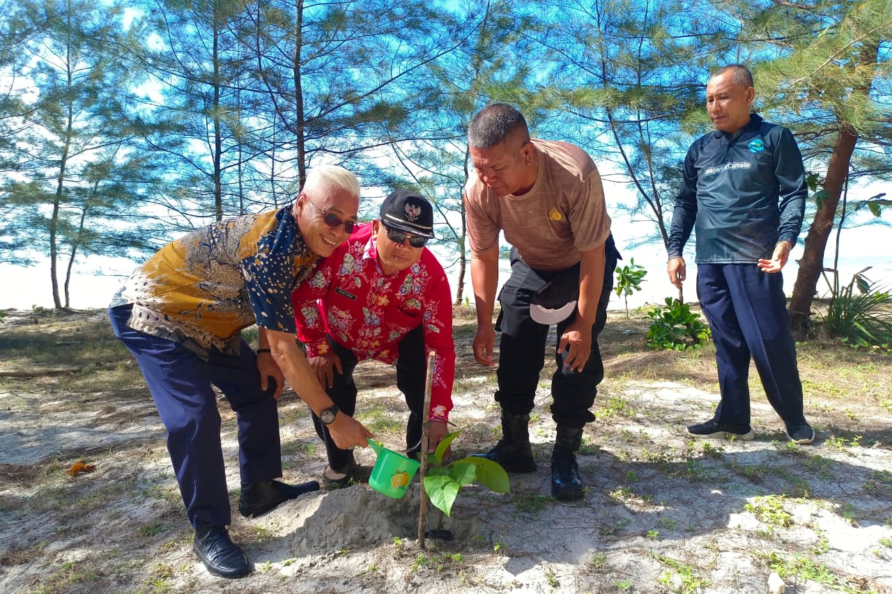 Plt. Kepala Diskominfo SP Beltim Hadiri Peringatan HLH 2026, Ikut Tanam Pohon di Pantai Nyiur Melambai