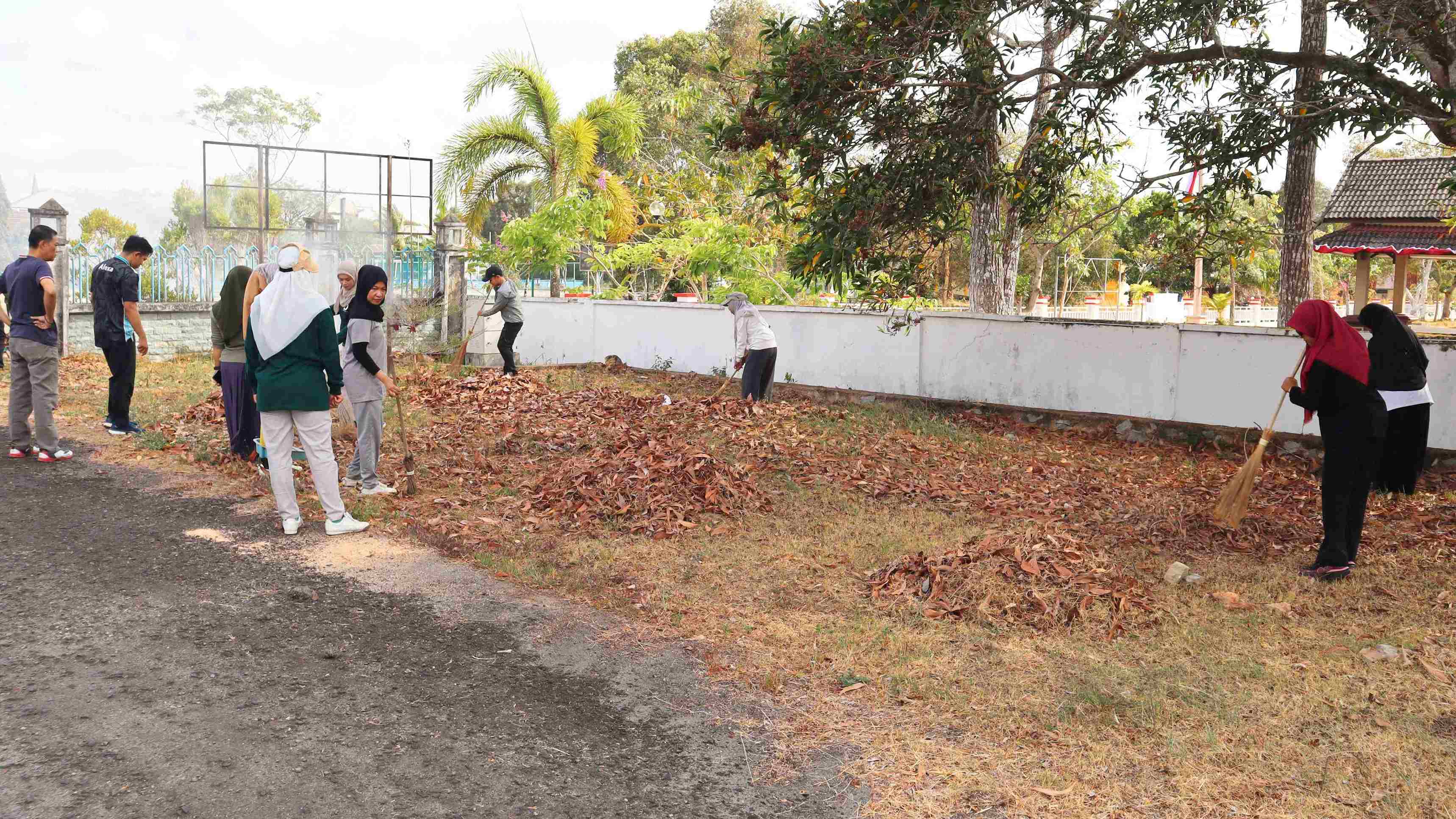 Jaga Lingkungan Kerja, Seluruh Pegawai Diskominfo SP Beltim Ikut Aksi Bersih Sampah