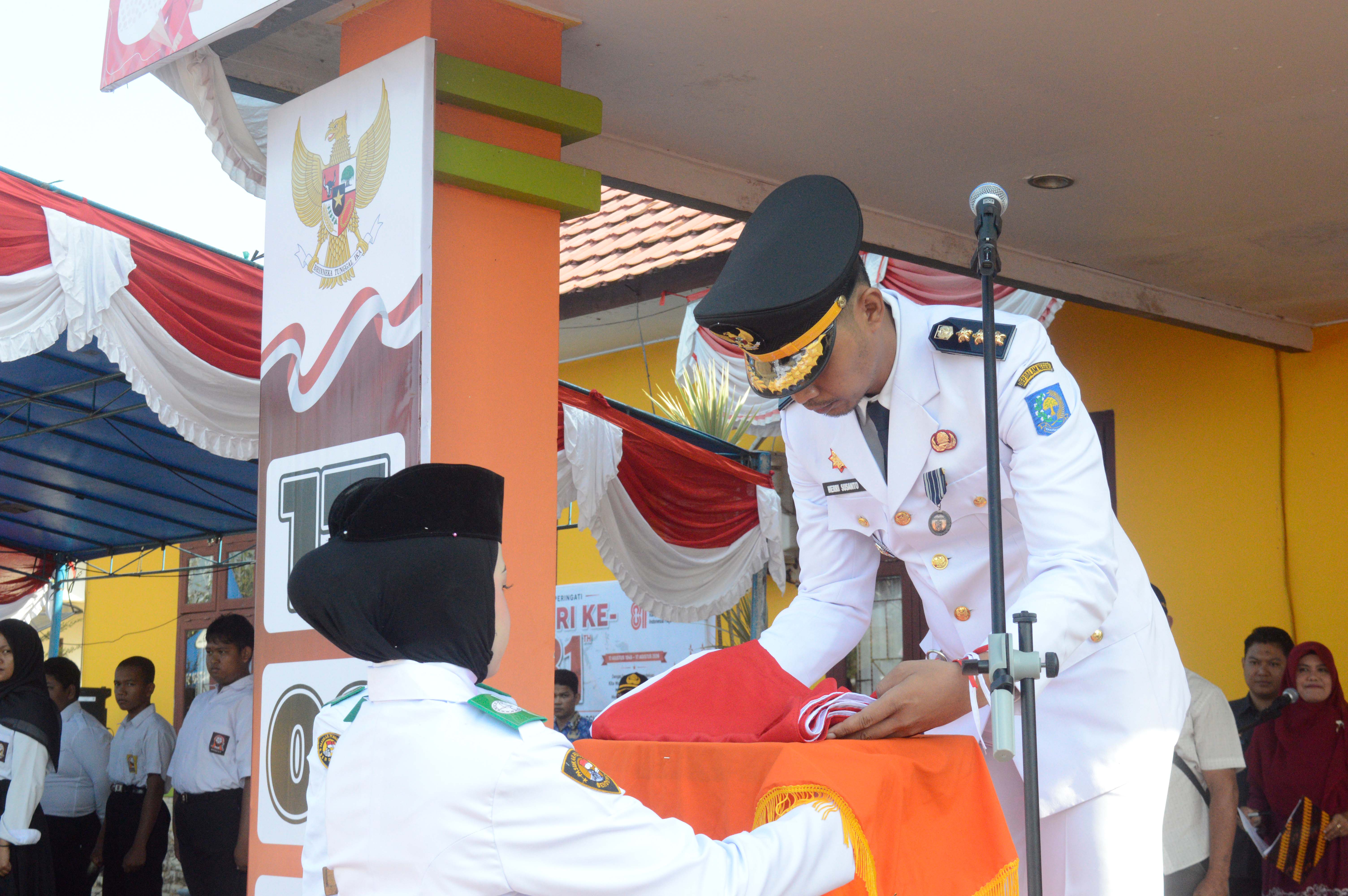 Pengibaran dan Penurunan Sang Saka Merah Putih di Kecmatan Simpang Renggiang Tahun 2026