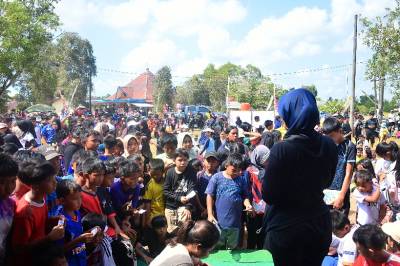 Ratusan Doorprize Semarakkan Jalan Santai HUT RI di Kecamatan Gantung
