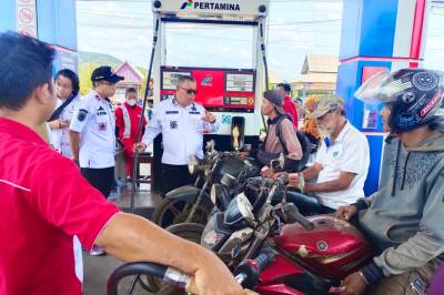 Tinjau Kios-Kios BBM Eceran di Kelapa Kampit, Wabup Apresiasi Penjual yang Langsung Gelar BBM yang Didapat