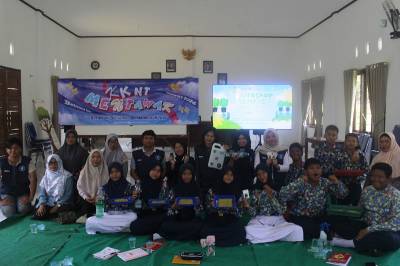 Tim KKNT IPB Kenalkan Budidaya Hidroponik melalui Program GEMPAR di Desa Mentawak