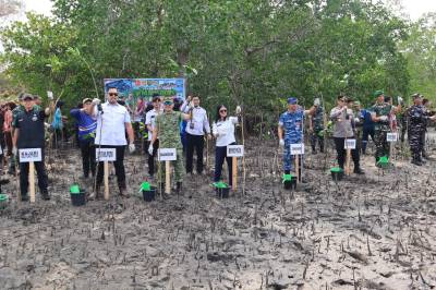 HUT ke-81 TNI, Pemkab Beltim dan TNI Perkuat Kepedulian Lingkungan dengan Menanam Mangrove