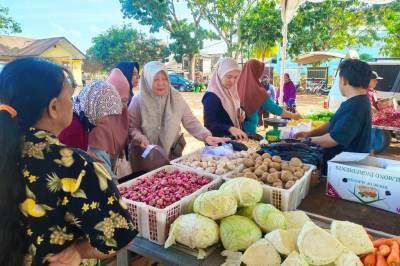Operasi Pasar Kelapa Kampit Ramai, Ayam Beku Jadi Buruan Warga