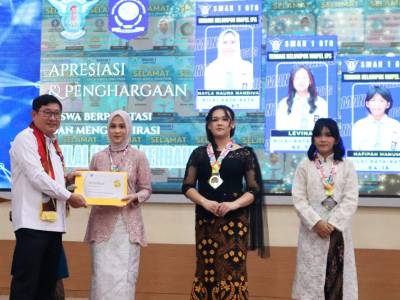 Lulusan Terbaik SMA Negeri 1 Gantung, Nayla Dapat Laptop dari Bupati