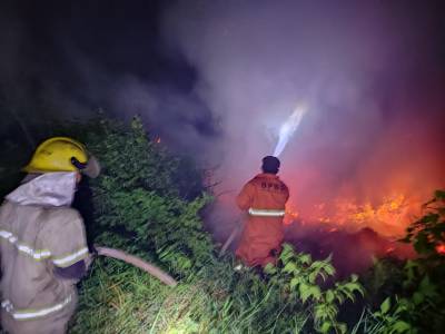 Tetap Berjuang Padamkan Api, Lima Petugas BPBD Beltim Dirawat Usai Terpapar Asap Pekat