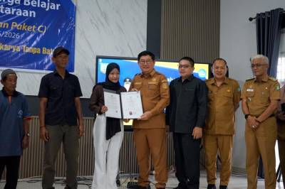 Luar Biasa, Anak Petani Ini Tak Pantang Menyerah, Devi Raih Ijazah Seluruh Paket Setelah Bertahun-tahun Bekerja di Sawah