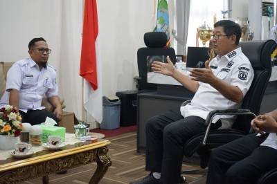 Pokdakan Baronang Jaya 2 Terima Secara Simbolis Bantuan Keramba Jaring Apung