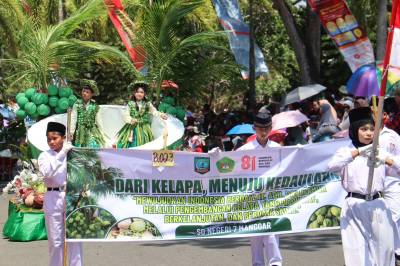 Panas Tak Surutkan Ribuan Warga Saksikan Pawai Pembangunan Beltim